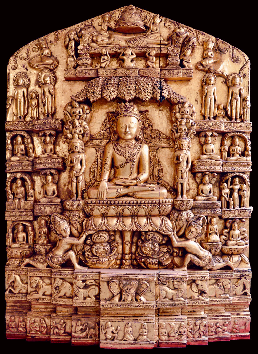 Exposition Actuelle, retable en bois doré et finement taillé retraçant la vie du Boudha.